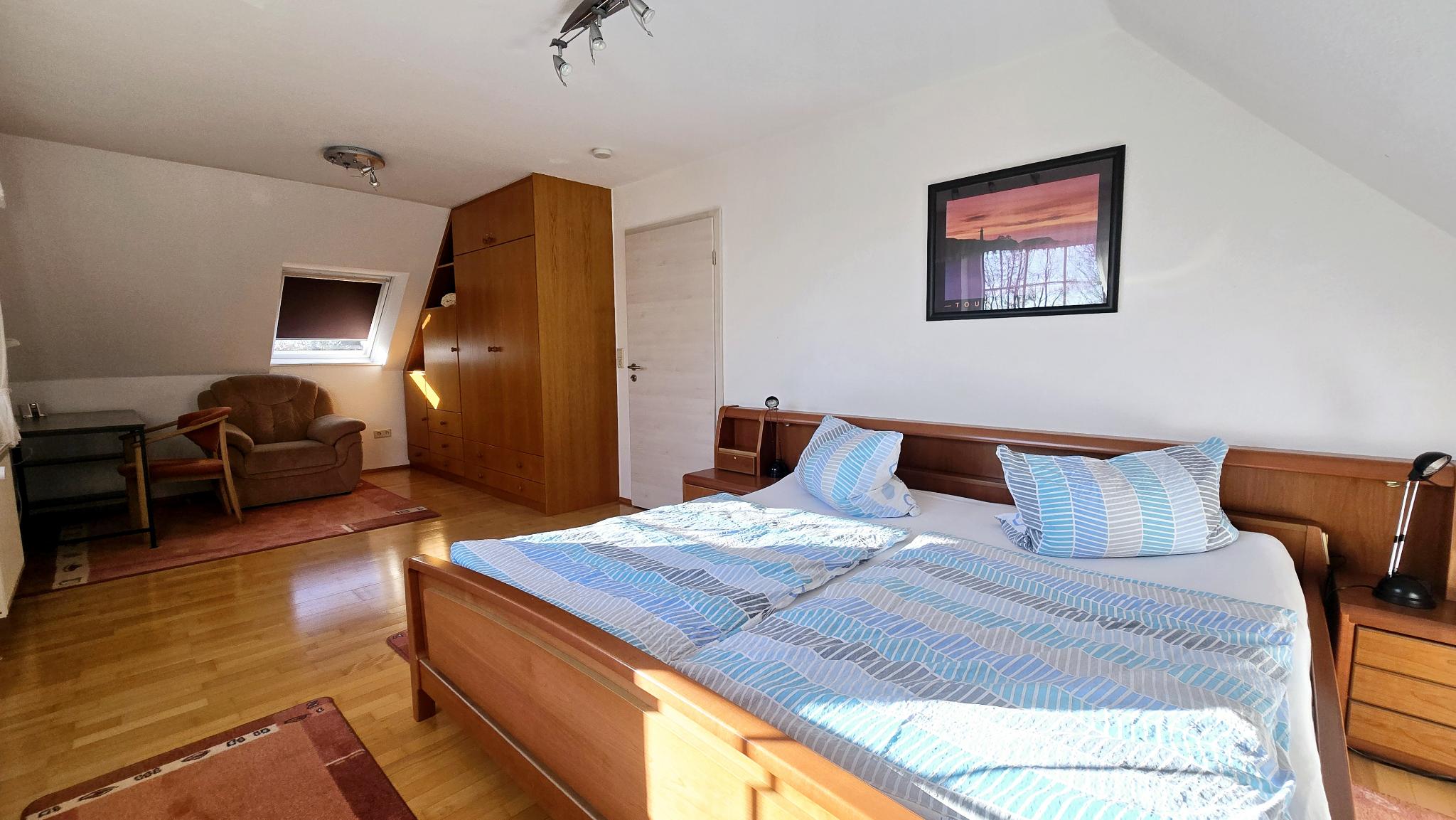 Schlafzimmer 1